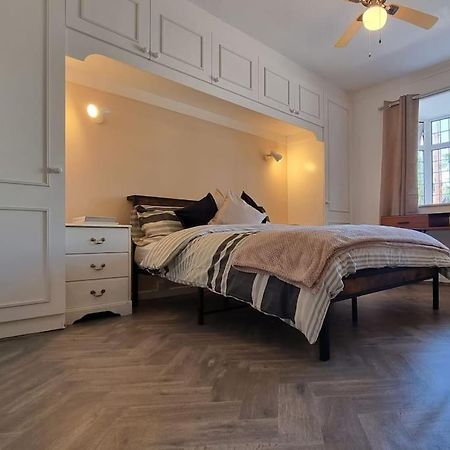 Spacious 2 Bed Bungalow เอนฟิลด์ ภายนอก รูปภาพ