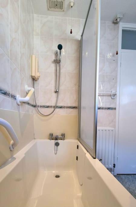 Spacious 2 Bed Bungalow เอนฟิลด์ ภายนอก รูปภาพ