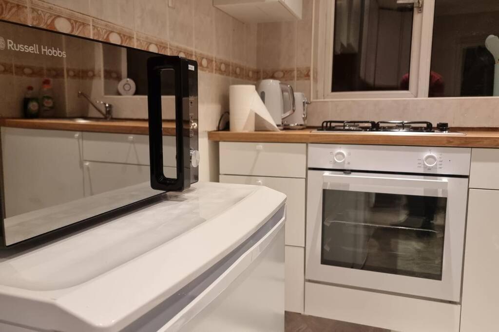 Spacious 2 Bed Bungalow เอนฟิลด์ ภายนอก รูปภาพ