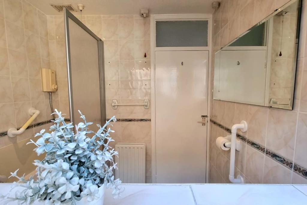 Spacious 2 Bed Bungalow เอนฟิลด์ ภายนอก รูปภาพ